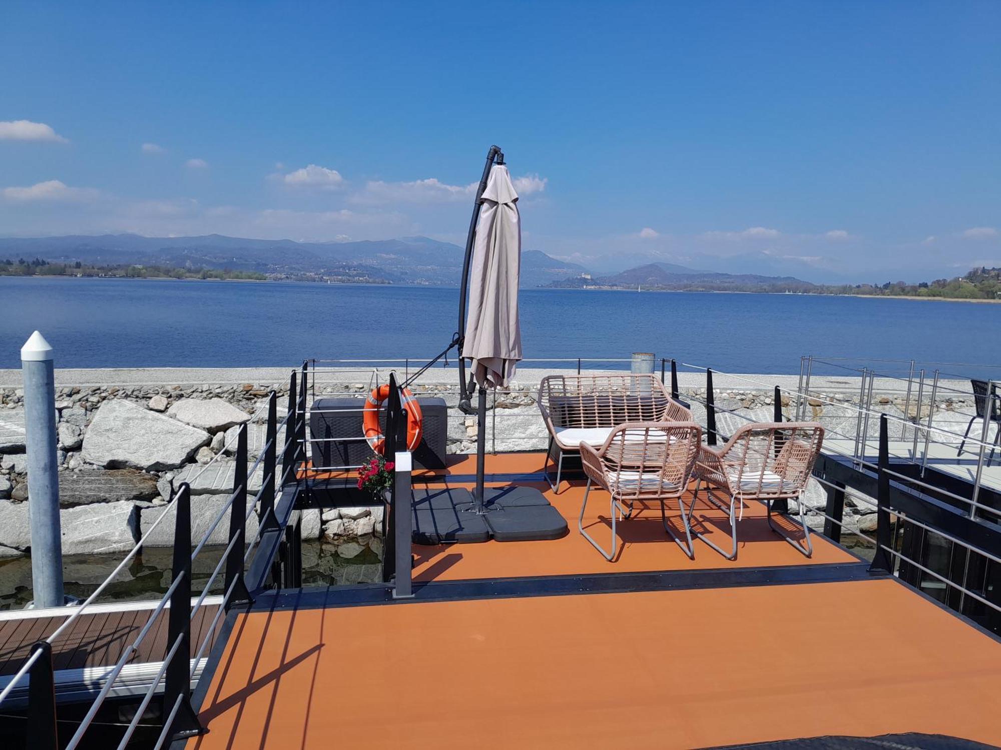 Floating Experience Black Pearl, Lago Maggiore Dormelletto Exterior foto